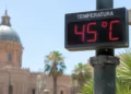 Termometro digitale segna 45 gradi in una via di Palermo, sullo sfondo la cupola della cattedrale.
