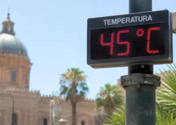 Termometro digitale segna 45 gradi in una via di Palermo, sullo sfondo la cupola della cattedrale.