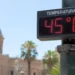 Termometro digitale segna 45 gradi in una via di Palermo, sullo sfondo la cupola della cattedrale.