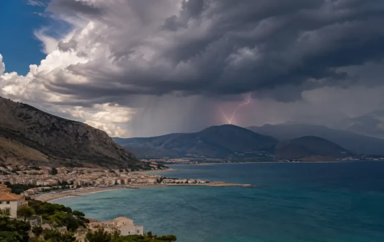 Temporale estivo sulla costa siciliana: nuvole scure, un fulmine sulle montagne e mare turchese in primo piano