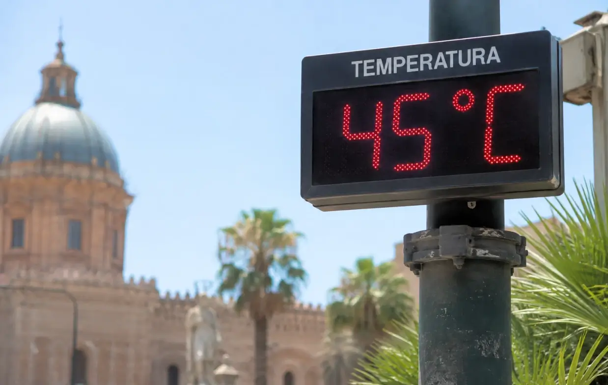 Termometro digitale segna 45 gradi in una via di Palermo, sullo sfondo la cupola della cattedrale.