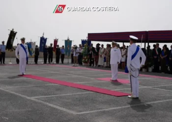 Cerimonia di avvicendamento al comando della Capitaneria di porto di Pozzallo, ufficiali in uniforme sul piazzale