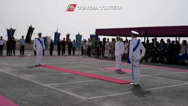 Cerimonia di avvicendamento al comando della Capitaneria di porto di Pozzallo, ufficiali in uniforme sul piazzale