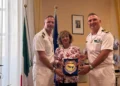Il prefetto di Ragusa Tania Giallongo con i capitani di fregata Vincenti e Piccinno mostra una targa in ufficio