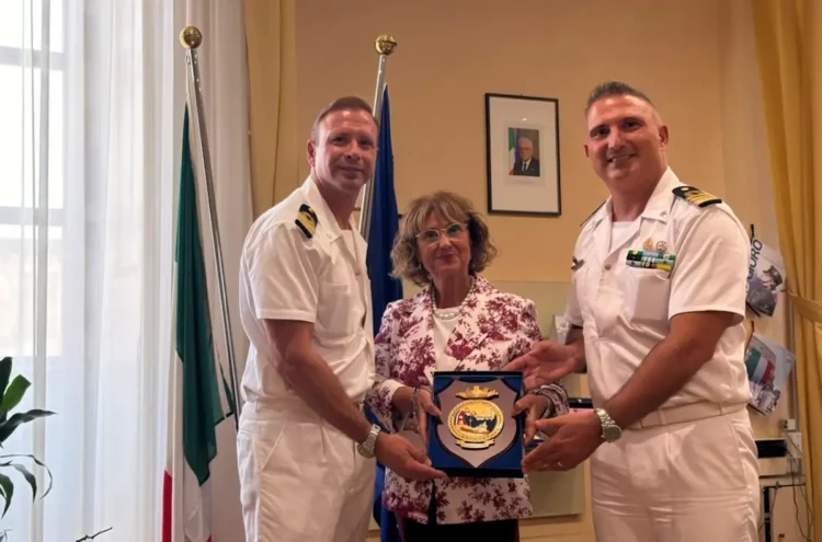 Il prefetto di Ragusa Tania Giallongo con i capitani di fregata Vincenti e Piccinno mostra una targa in ufficio