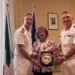 Il prefetto di Ragusa Tania Giallongo con i capitani di fregata Vincenti e Piccinno mostra una targa in ufficio