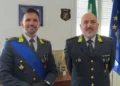 Il Maggiore Marco Migliaro e il Colonnello Gianbattista Vismara in uniforme nella sede del Gruppo GdF di Ragusa