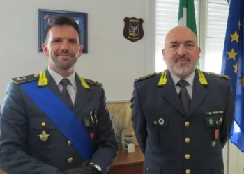 Il Maggiore Marco Migliaro e il Colonnello Gianbattista Vismara in uniforme nella sede del Gruppo GdF di Ragusa