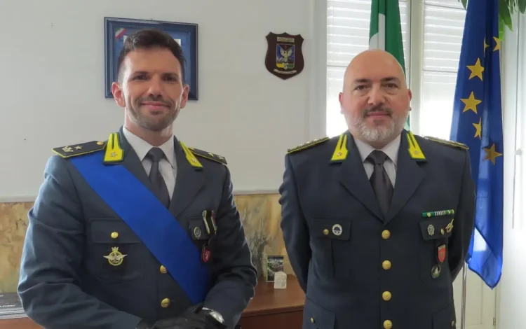 Il Maggiore Marco Migliaro e il Colonnello Gianbattista Vismara in uniforme nella sede del Gruppo GdF di Ragusa