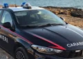Gazzella dei Carabinieri Fiat Tipo parcheggiata sulla riva del mare in una località costiera siciliana
