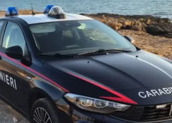 Gazzella dei Carabinieri Fiat Tipo parcheggiata sulla riva del mare in una località costiera siciliana