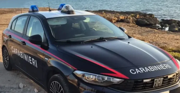 Gazzella dei Carabinieri Fiat Tipo parcheggiata sulla riva del mare in una località costiera siciliana