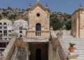 Cimitero di Scicli con cappelle funerarie in pietra e scalinate