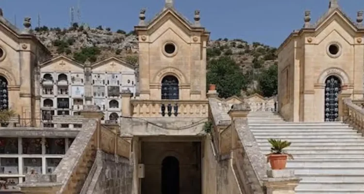 Cimitero di Scicli con cappelle funerarie in pietra e scalinate