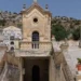 Cimitero di Scicli con cappelle funerarie in pietra e scalinate
