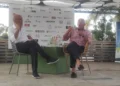 Pierferdinando Casini parla al microfono accanto a Franco Raniolo, seduti sul palco del Pata Pata di Sampieri.