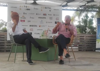 Pierferdinando Casini parla al microfono accanto a Franco Raniolo, seduti sul palco del Pata Pata di Sampieri.