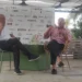 Pierferdinando Casini parla al microfono accanto a Franco Raniolo, seduti sul palco del Pata Pata di Sampieri.