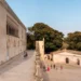 Visitatori nel cortile del Castello di Donnafugata a Ragusa, con la facciata neogotica e gli edifici rustici sullo sfondo