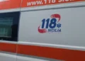 Ambulanza del servizio 118 Sicilia della Regione Siciliana, fiancata bianca con livrea arancione e logo.