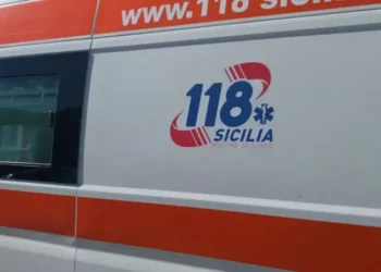 Ambulanza del servizio 118 Sicilia della Regione Siciliana, fiancata bianca con livrea arancione e logo.