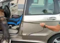 Unità cinofila della Guardia di Finanza ispeziona l'abitacolo di un'auto durante un controllo antidroga