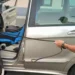Unità cinofila della Guardia di Finanza ispeziona l'abitacolo di un'auto durante un controllo antidroga