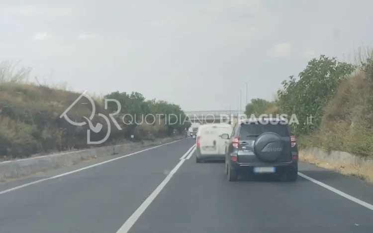 Coda di veicoli sulla SS115 tra Modica e Ragusa dopo un incidente stradale