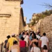 Un gruppo di persone risale una stradina in pietra durante la visita guidata sul Colle di San Matteo a Scicli