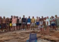 Decine di residenti riuniti sulla scogliera di Punta di Mola, a Marina di Ragusa, per l'assemblea del comitato spontaneo.
