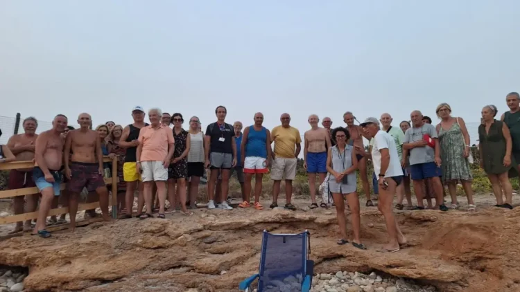 Decine di residenti riuniti sulla scogliera di Punta di Mola, a Marina di Ragusa, per l'assemblea del comitato spontaneo.