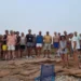 Decine di residenti riuniti sulla scogliera di Punta di Mola, a Marina di Ragusa, per l'assemblea del comitato spontaneo.