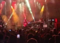 Concerto serale a Pozzallo con musicisti sul palco e pubblico numeroso in piazza