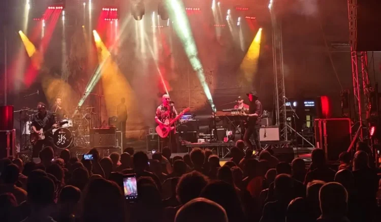 Concerto serale a Pozzallo con musicisti sul palco e pubblico numeroso in piazza