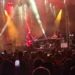 Concerto serale a Pozzallo con musicisti sul palco e pubblico numeroso in piazza