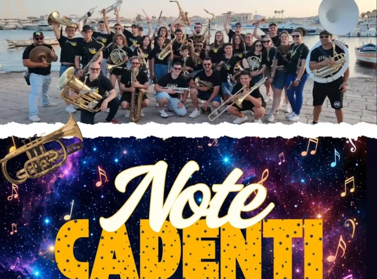 I musicisti della Civica Filarmonica di Modica in posa con i propri strumenti sul lungomare, al tramonto