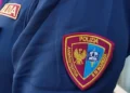 Patch sul braccio di una divisa della Polizia Amministrativa e di Sicurezza, con stemma dorato su sfondo bicolore bordeaux e azzurro