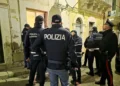 Agenti di Polizia di Stato, Polizia Locale e Carabinieri durante un controllo notturno in un edificio del centro storico