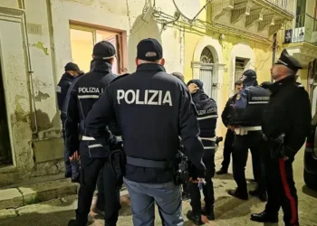 Agenti di Polizia di Stato, Polizia Locale e Carabinieri durante un controllo notturno in un edificio del centro storico