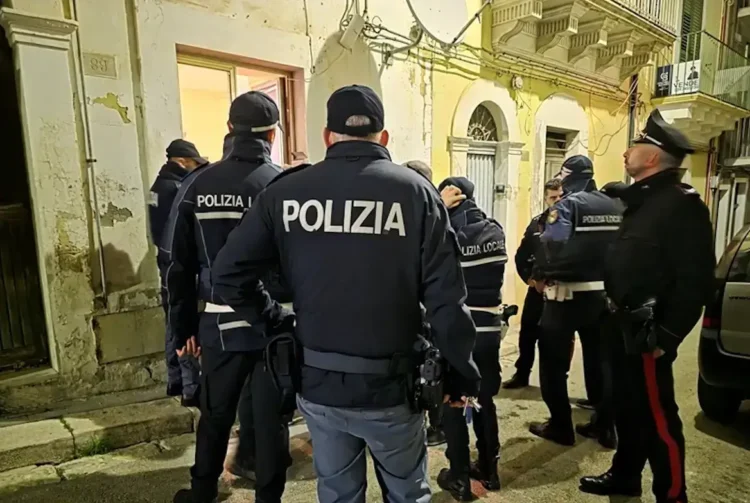 Agenti di Polizia di Stato, Polizia Locale e Carabinieri durante un controllo notturno in un edificio del centro storico