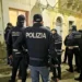 Agenti di Polizia di Stato, Polizia Locale e Carabinieri durante un controllo notturno in un edificio del centro storico
