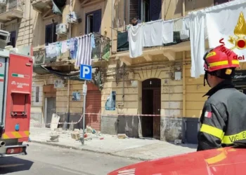 Vigile del fuoco davanti al palazzo di via Emiliani Giudici a Palermo con i detriti del balcone crollato