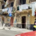 Vigile del fuoco davanti al palazzo di via Emiliani Giudici a Palermo con i detriti del balcone crollato