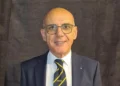 Sergio Cassisi, presidente del Comitato provinciale Csen Ragusa, in giacca scura e cravatta con logo Csen