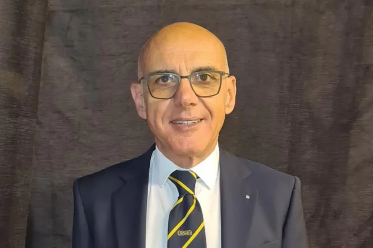 Sergio Cassisi, presidente del Comitato provinciale Csen Ragusa, in giacca scura e cravatta con logo Csen