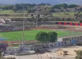 Veduta dall’alto dello stadio Pietro Scollo di Modica con campo da calcio, tribune e curva sullo sfondo.