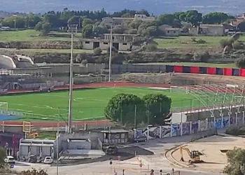 Veduta dall’alto dello stadio Pietro Scollo di Modica con campo da calcio, tribune e curva sullo sfondo.