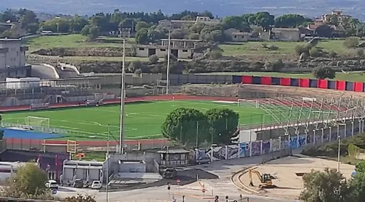 Veduta dall’alto dello stadio Pietro Scollo di Modica con campo da calcio, tribune e curva sullo sfondo.