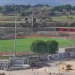 Veduta dall’alto dello stadio Pietro Scollo di Modica con campo da calcio, tribune e curva sullo sfondo.