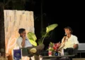 Davide Simone Cavallo intervistato da Fabio Vitale sul palco durante un incontro pubblico